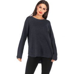 Sweter w kolorze granatowym. Niebieskie swetry damskie Swetry na chłodne dni, bez wzorów, ze splotem, bez rękawów, bez kaptura. W wyprzedaży za 119,95 zł.
