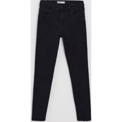 Jeansy skinny z przetarciami - Czarny. Czarne jeansy damskie Cropp, bez wzorów, z jeansu. Za 99,99 zł.