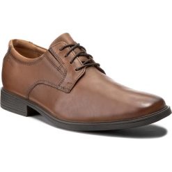 Półbuty CLARKS - Tilden Plain 261300977 Dark Tan Leather. Pomarańczowe buty wizytowe męskie Clarks, bez wzorów, ze skóry ekologicznej, klasyczne, bez zapięcia. Za 339,00 zł.