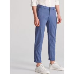 Bawełniane spodnie slim fit - Niebieski. Niebieskie spodnie męskie Reserved, m, bez wzorów, z bawełny. Za 129,99 zł.
