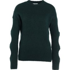 House of Dagmar CAROLE Sweter emerald green. Zielone bluzy damskie marki House of Dagmar, s, bez wzorów, z elastanu, bez rękawów, bez kaptura. W wyprzedaży za 383,60 zł.