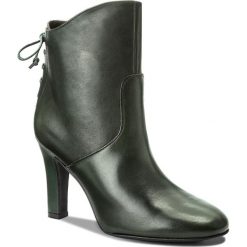 Botki TAMARIS - 1-25014-39 Bottle 789. Zielone botki damskie na obcasie marki Tamaris, z nubiku. W wyprzedaży za 239,00 zł.