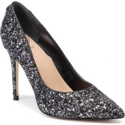 Szpilki GUESS - Belani2 FL8BE2 FAM08 SILVER. Szare półbuty damskie Guess, z aplikacjami, ze skóry ekologicznej, bez obcasa, na obcasie, bez zapięcia. W wyprzedaży za 399,00 zł.