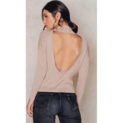 Golfy damskie: NA-KD Dzianinowy sweter z golfem i odkrytymi plecami – Beige