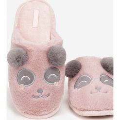Ciemnoróżowe Kapcie Sharielle. Różowe kapcie damskie Born2be. Za 49,99 zł.