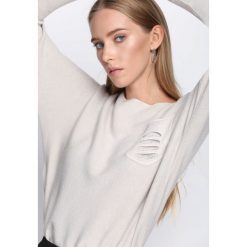 Jasnobeżowy Sweter Another Ride. Szare swetry klasyczne damskie marki Born2be, l. Za 79,99 zł.