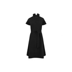 Sukienka CHARMING DRESS short black. Czarne sukienki damskie TRUE COLOR by Ann, na co dzień, l, bez wzorów, klasyczne, z klasycznym kołnierzykiem, z długim rękawem, długie, trapezowe. Za 399,00 zł.