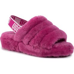 Kapcie UGG - W Fluff Yeah Slide 1095119 Fus. Różowe klapki damskie Ugg, bez wzorów, ze skóry, bez obcasa. W wyprzedaży za 399,00 zł.
