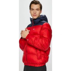 Tommy Jeans - Kurtka. Czerwone kurtki męskie marki Tommy Jeans, m, z jeansu, z kapturem. W wyprzedaży za 699,90 zł.