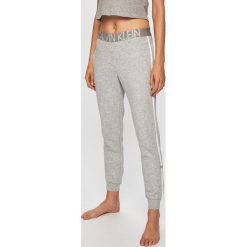 Calvin Klein Underwear - Spodnie piżamowe. Czarne piżamy damskie Calvin Klein Underwear, s, bez wzorów, z elastanu, bez rękawów. W wyprzedaży za 139,90 zł.