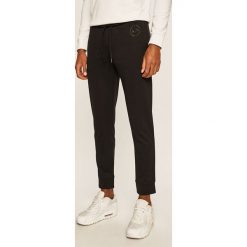 Armani Exchange - Spodnie. Czarne spodnie męskie Armani Exchange, xl, bez wzorów, z elastanu. Za 449,90 zł.