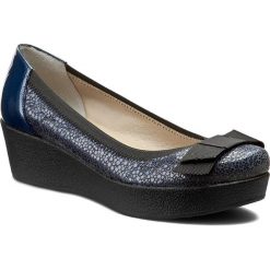 Półbuty BRENDA ZARO - Plucha FZ1101 Jeans. Niebieskie półbuty damskie lakierowane marki Brenda Zaro, z jeansu, na koturnie. W wyprzedaży za 279,00 zł.