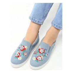 Niebieskie Slip On Dolka. Niebieskie trampki damskie slip on Born2be, z aplikacjami, z denimu. Za 49,99 zł.