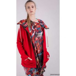 Bluza damska na zamek Summer-Me-Czerwona+wzór. Czerwone bluzy damskie Pakamera, na lato, bez wzorów, bez rękawów, bez kaptura. Za 141,00 zł.