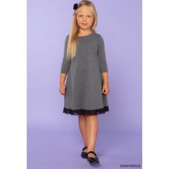Elegancka sukienka z koronką, TD25_3, szary. Szare sukienki dziewczęce dzianinowe marki Pakamera, w koronkowe wzory, eleganckie. Za 89,00 zł.