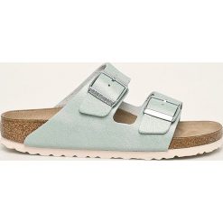 Birkenstock - Klapki skórzane Arizona. Niebieskie klapki damskie Birkenstock, bez wzorów, ze skóry, bez obcasa, na obcasie. Za 349,90 zł.