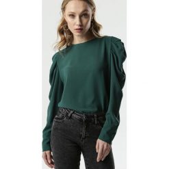 Ciemnozielona Bluzka Yazmin. Zielone bluzki damskie Born2be, s, bez wzorów, z tkaniny, eleganckie, z okrągłym kołnierzem, z długim rękawem. Za 69,99 zł.