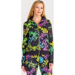 BLUZA VERSACE JEANS COUTURE. Żółte bluzy damskie Versace Jeans Couture, z aplikacjami, z bawełny, bez rękawów, bez kaptura. Za 1569,00 zł.