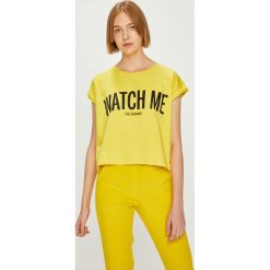 Answear - Top Watch Me. Żółte topy damskie marki ANSWEAR, s, z nadrukiem, z dzianiny, z okrągłym kołnierzem. W wyprzedaży za 29,90 zł.