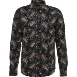 Scotch & Soda REGULAR FIT LONGSLEEVE ALLOVER PRINTED SHIRT Koszula dark blue. Szare koszule męskie marki Scotch & Soda, m, z bawełny, z klasycznym kołnierzykiem, z długim rękawem. Za 379,00 zł.