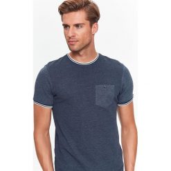 T-SHIRT KRÓTKI RĘKAW MĘSKI. Niebieskie t-shirty męskie Top Secret, s, bez wzorów, z materiału, z kontrastowym kołnierzykiem, krótkie. W wyprzedaży za 29,99 zł.