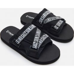 Klapki z siateczką typu mesh - Czarny. Czarne klapki damskie Cropp, bez wzorów, z meshu, bez obcasa. W wyprzedaży za 35,99 zł.
