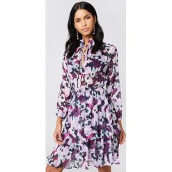 Sukienki: NA-KD Boho Sukienka z marszczoną stójką – Purple,Multicolor