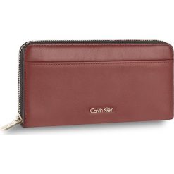 Portfele damskie: Duży Portfel Damski CALVIN KLEIN BLACK LABEL – Sarah Large Ziparoud K60K603531 227