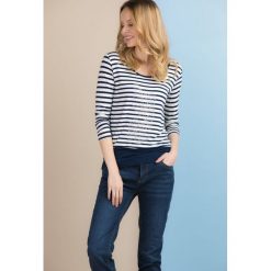 Prążkowana bluzka z dżetami. Szare t-shirty damskie marki Monnari, bez wzorów, z wiskozy, bez kołnierzyka, bez rękawów. Za 59,50 zł.