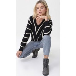 Granatowy Sweter Jordan. Niebieskie swetry damskie Born2be, s, w paski, bez rękawów, długie, bez kaptura. Za 89,99 zł.