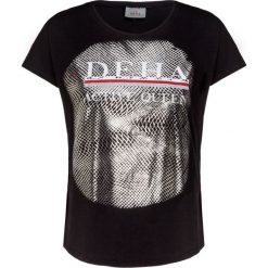 T-shirt DEHA ACTIVE. Czarne bluzki damskie Deha, z nadrukiem, z jersey, z okrągłym kołnierzem, bez rękawów. W wyprzedaży za 164,00 zł.