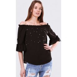 Czarna Bluzka Watch Out. Czarne bluzki damskie Born2be, xl, bez wzorów, z okrągłym kołnierzem, z krótkim rękawem. Za 59,99 zł.