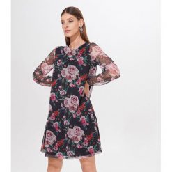 Wzorzysta sukienka z dzianiny mesh - Niebieski. Niebieskie sukienki damskie Mohito, s, z dzianiny. Za 139,99 zł.