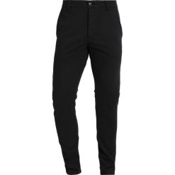 DOCKERS ALPHA Spodnie materiałowe black. Czarne spodnie męskie marki DOCKERS, m, bez wzorów, z elastanu. Za 399,00 zł.