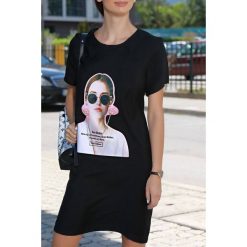 Sukienka ENSEMA BLACK. Czarne sukienki damskie IVET, na co dzień, na lato, z nadrukiem, bez kołnierzyka, z krótkim rękawem, krótkie, mini. W wyprzedaży za 29,00 zł.