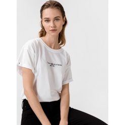 Tommy Hilfiger Essentials Koszulka Biały. Białe koszulki damskie TOMMY HILFIGER, l, z haftami, z bawełny, bez kołnierzyka. Za 238,95 zł.