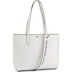 Torebka CALVIN KLEIN JEANS - Ckj Banner Ew Shopper K60K606141 YAF. Białe torby damskie na zakupy Calvin Klein Jeans, bez wzorów, z jeansu, klasyczne, bez dodatków. Za 539,00 zł.