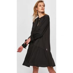 Calvin Klein - Sukienka. Czarne sukienki damskie Calvin Klein, na co dzień, bez wzorów, z poliesteru, casualowe, ze stójką, z długim rękawem, długie, mini, rozkloszowane. W wyprzedaży za 499,90 zł.