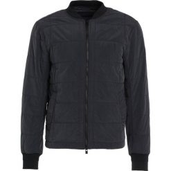 J.LINDEBERG PHASE MARBLE Kurtka Bomber black. Czarne kurtki męskie marki J.LINDEBERG, m, bez wzorów, z materiału, bez kaptura. W wyprzedaży za 435,60 zł.