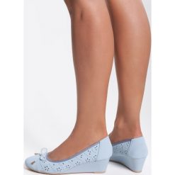 Niebieskie Koturny Sweatheart. Niebieskie koturny damskie Renee, bez wzorów, na niskim obcasie, na koturnie. Za 79,99 zł.