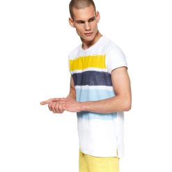 T-shirt z nadrukiem. Białe t-shirty męskie Top Secret, na zimę, m, w paski, z bawełny, z okrągłym kołnierzem, krótkie. W wyprzedaży za 19,99 zł.