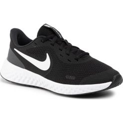 Buty NIKE - Revolution 5 (GS) BQ5671 003 Black/White/Anthracite. Czarne buty sportowe damskie Nike, bez wzorów, z tworzywa sztucznego, sportowe, do biegania, nike revolution. W wyprzedaży za 169,00 zł.