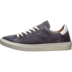 Skórzane sneakersy w kolorze granatowym. Niebieskie sneakersy męskie Otto Kern, na sznurówki. W wyprzedaży za 349,95 zł.