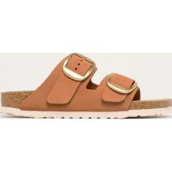 Birkenstock - Klapki skórzane Arizona Big Buckle. Pomarańczowe klapki damskie Birkenstock, bez wzorów, ze skóry, bez obcasa, na obcasie. Za 489,90 zł.