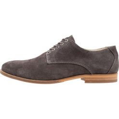 Shoe The Bear CARL Oksfordki dark grey. Szare półbuty męskie marki Shoe The Bear, bez wzorów, ze skóry, na sznurówki. Za 589,00 zł.
