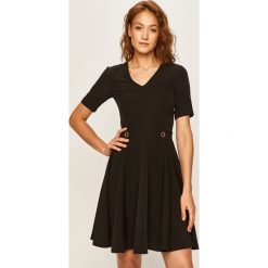 Trussardi Jeans - Sukienka. Czarne sukienki damskie Trussardi Jeans, na co dzień, bez wzorów, z elastanu, casualowe, z włoskim kołnierzykiem, z krótkim rękawem, krótkie, mini, rozkloszowane. W wyprzedaży za 539,90 zł.
