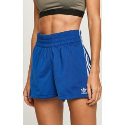 Adidas Originals - Szorty. Niebieskie spodenki sportowe damskie adidas Originals, z aplikacjami, z poliesteru, sportowe, z podwyższonym stanem. Za 99,90 zł.