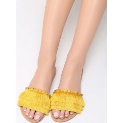 Żółte Klapki Peach Puff. Żółte klapki damskie Born2be, w paski, ze skóry, bez obcasa, na płaskiej podeszwie. Za 49,99 zł.