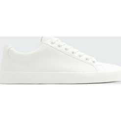 Białe tenisówki z napisem. Białe buty sportowe męskie marki Pull&Bear, z napisami. Za 139,00 zł.