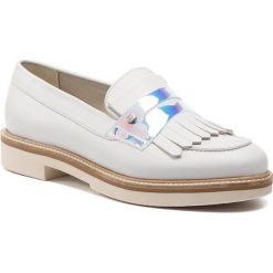 Półbuty TOMMY HILFIGER - Iridescent Detail Loafer FW0FW03930 Whisper White 121. Białe półbuty damskie TOMMY HILFIGER, na co dzień, bez wzorów, ze skóry, bez obcasa, na płaskiej podeszwie, bez zapięcia. W wyprzedaży za 319,00 zł.